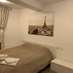 Room In Apartment 4 Carrer De Trelawny
